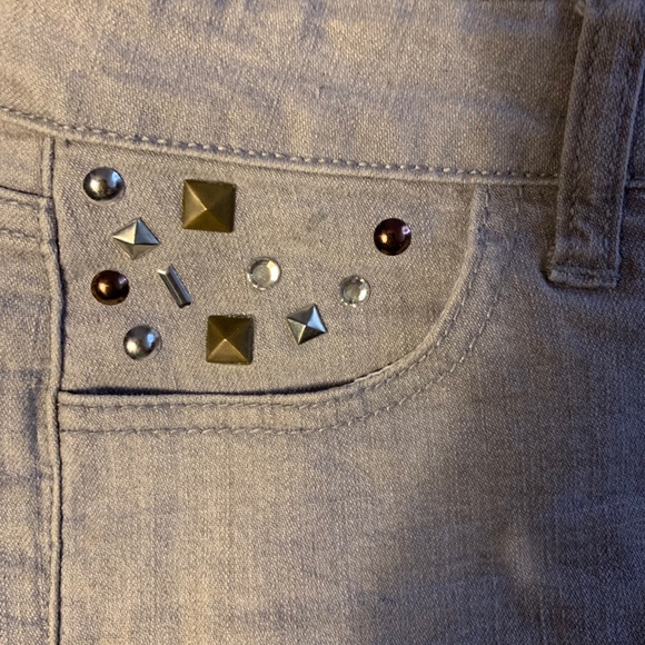 Light grey shorts with pocket embellishment - Picture 4 of 4